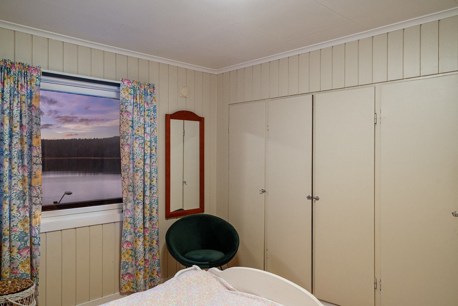 Det er også plassbygd garderobe på soverommet. Galleribilde