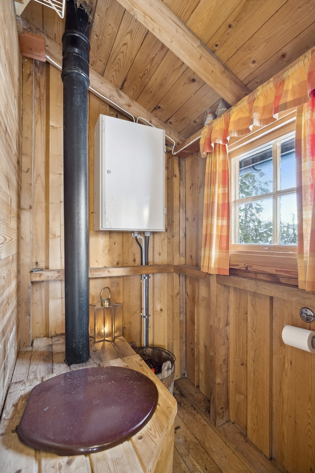 Ved inngangspartiet er det en bod med mulldo og sikringsskap. Galleribilde