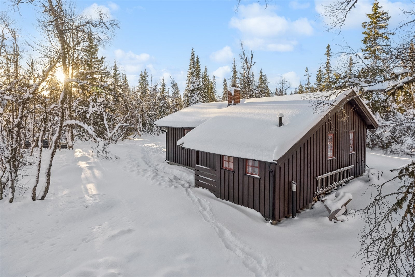 Stedet er et eldorado for den ski- og friluftsinteresserte, og den solrike eiendommen og koselige hytten innbyr til rolige dager i vakre, rolige og skjermede omgivelser. Galleribilde