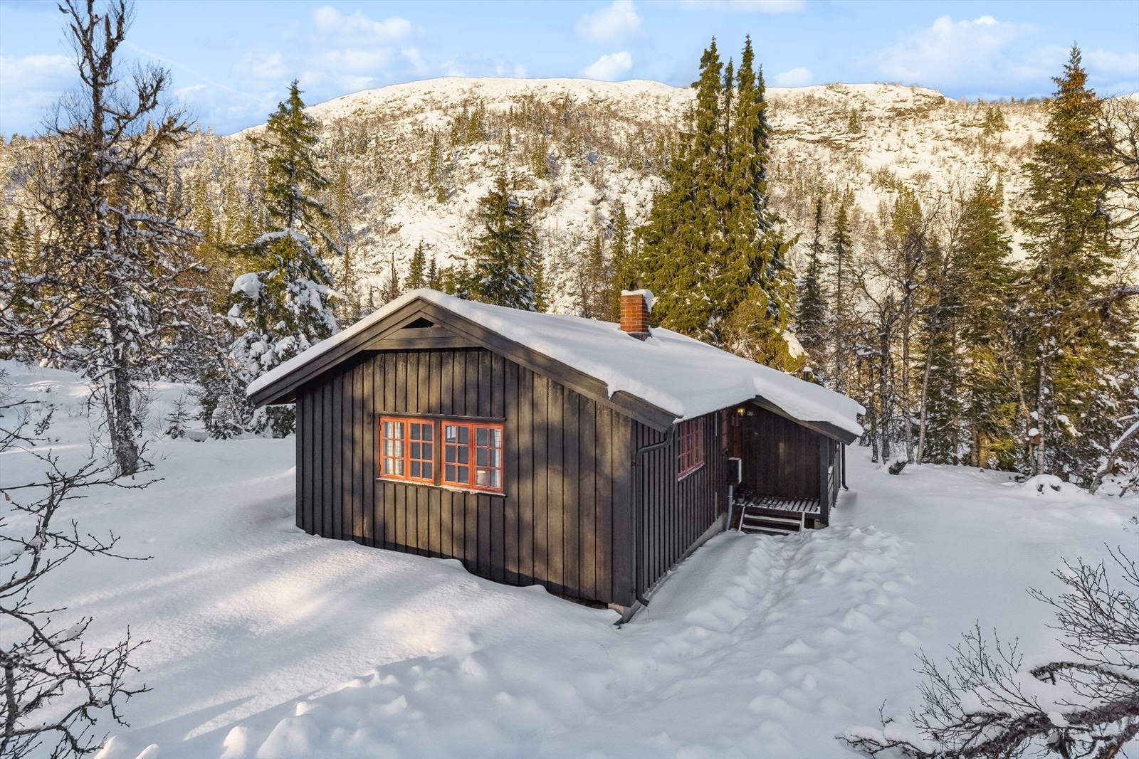 DNB Eiendom v/Gro Bredeveien Wergeland ønsker deg velkommen til Slokuvegen 1236! En eiendom beliggende 942 m.o.h ved Slokuvatnet i Nore og Uvdal kommune. Galleribilde
