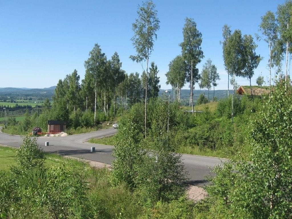 Ferdig opparbeidet med asfaltert veg og fortau langs hovedvegen Galleribilde