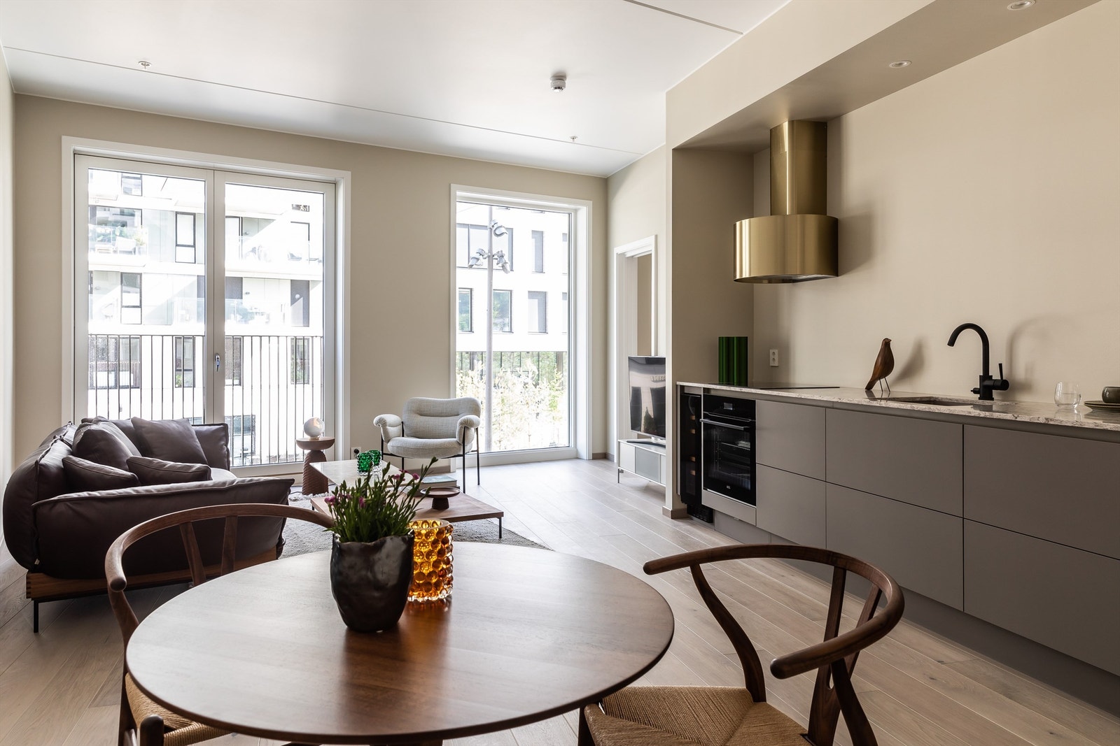 Stue på ca. 29 m² med åpen kjøkkenløsning. Galleribilde