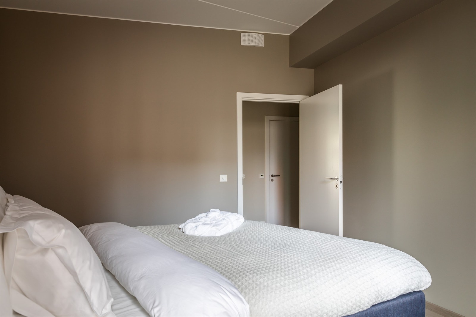 Hovedsoverom av god størrelse og plass tilgarderobeløsning. Galleribilde