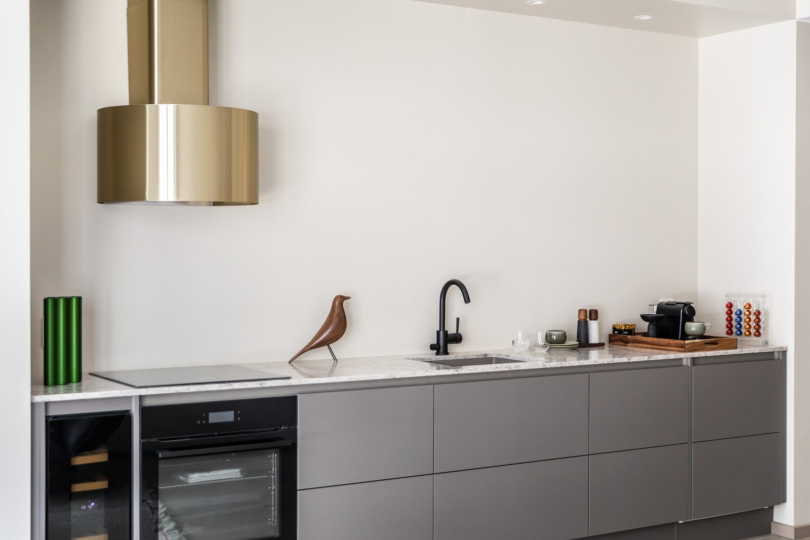 Integrerte hvitevarer som platetopp, ovn og kjøleskuff. Galleribilde