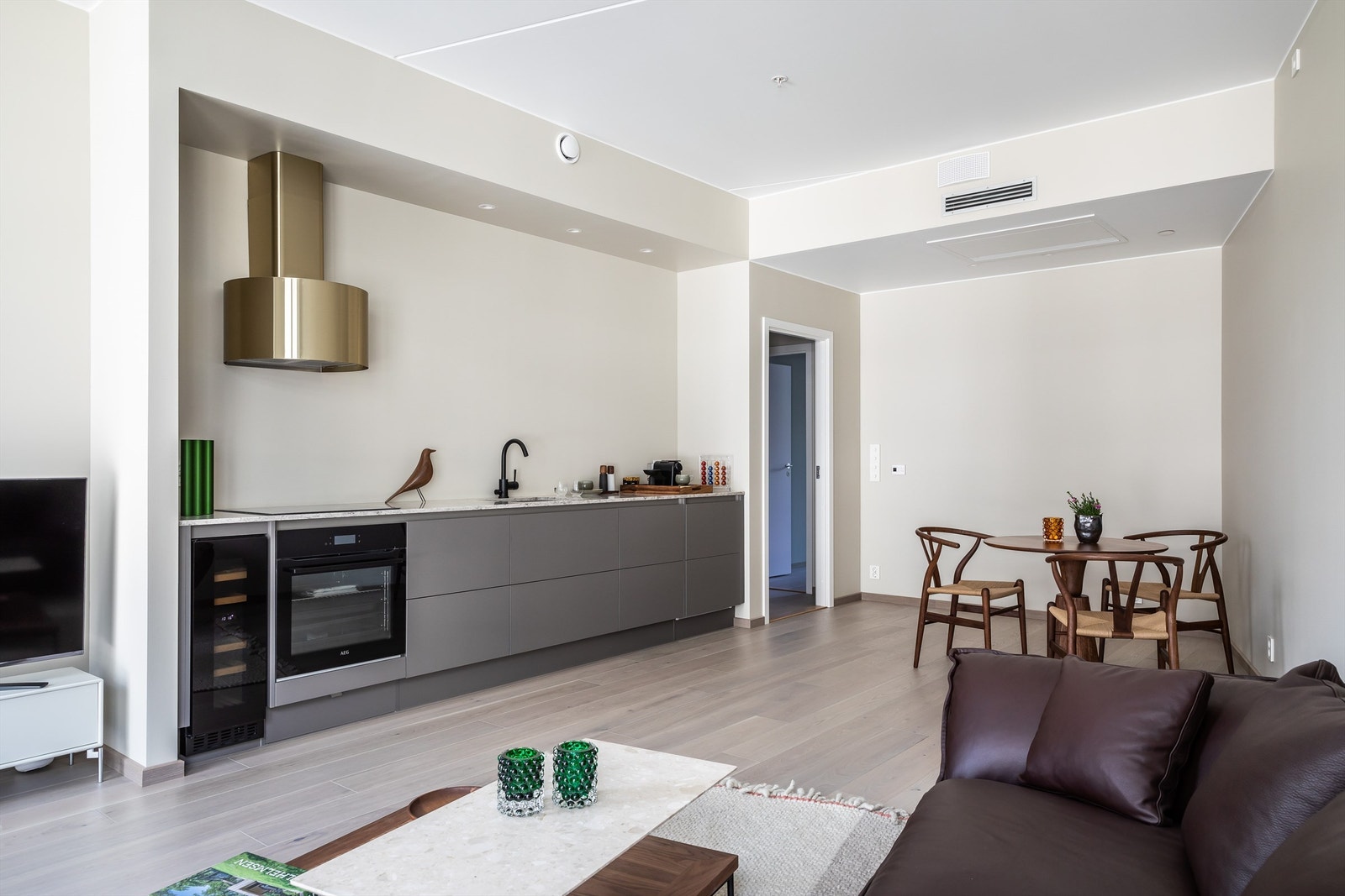 Leiligheten leveres med et stilrent kjøkken fra HTH som har integrerte hvitevarer fra AEG. Galleribilde