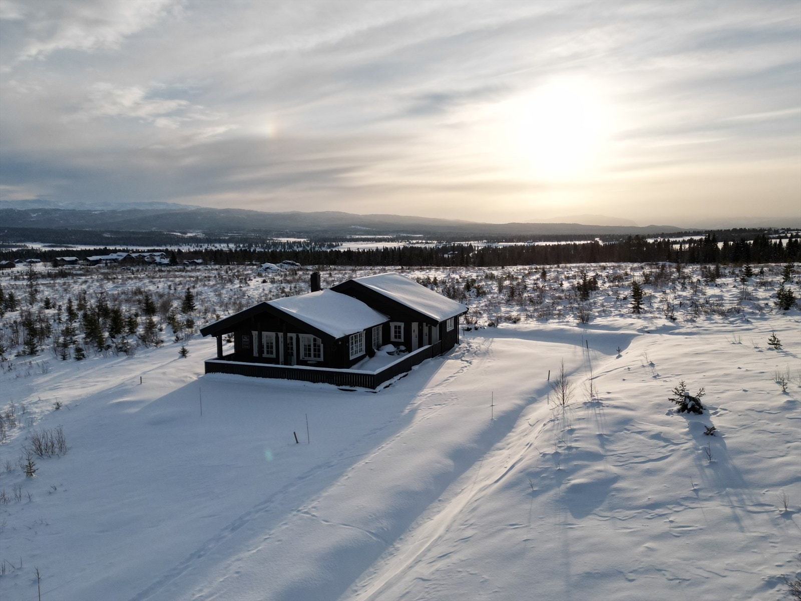 Hytta ligger fritt og fint til med god plass på tomta. Galleribilde