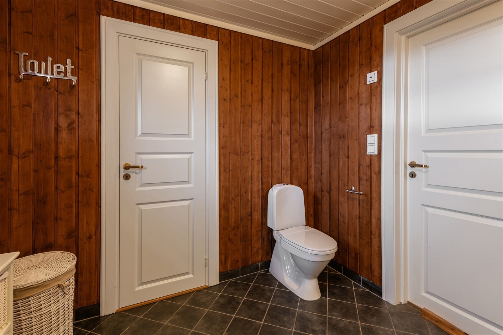 Fra badet er det egen inngang inn til teknisk rom/bod. Fra badet er det egen inngang inn til teknisk rom/bod. Galleribilde