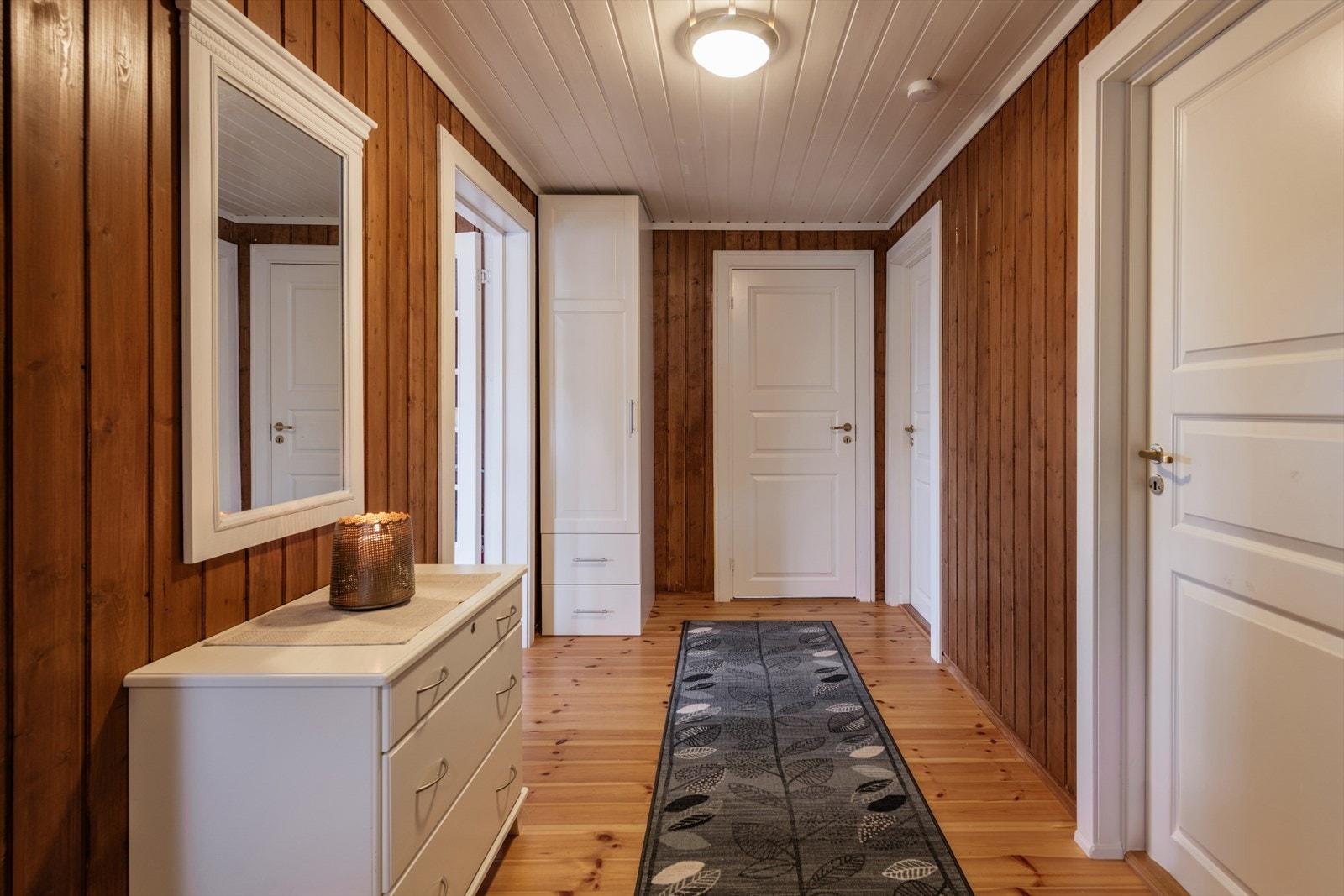 Videre kommer man inn i en romslig gang med garderobe- og oppbevaringsmuligheter. Galleribilde