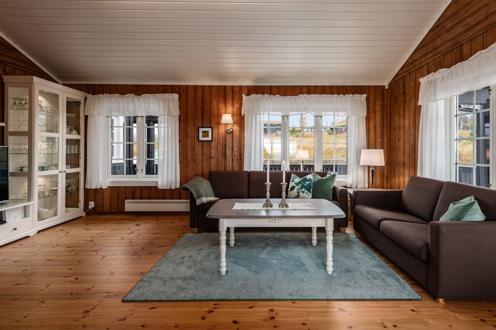 Stuen har god plass til sofagruppe og andre stuemøbler. Galleribilde