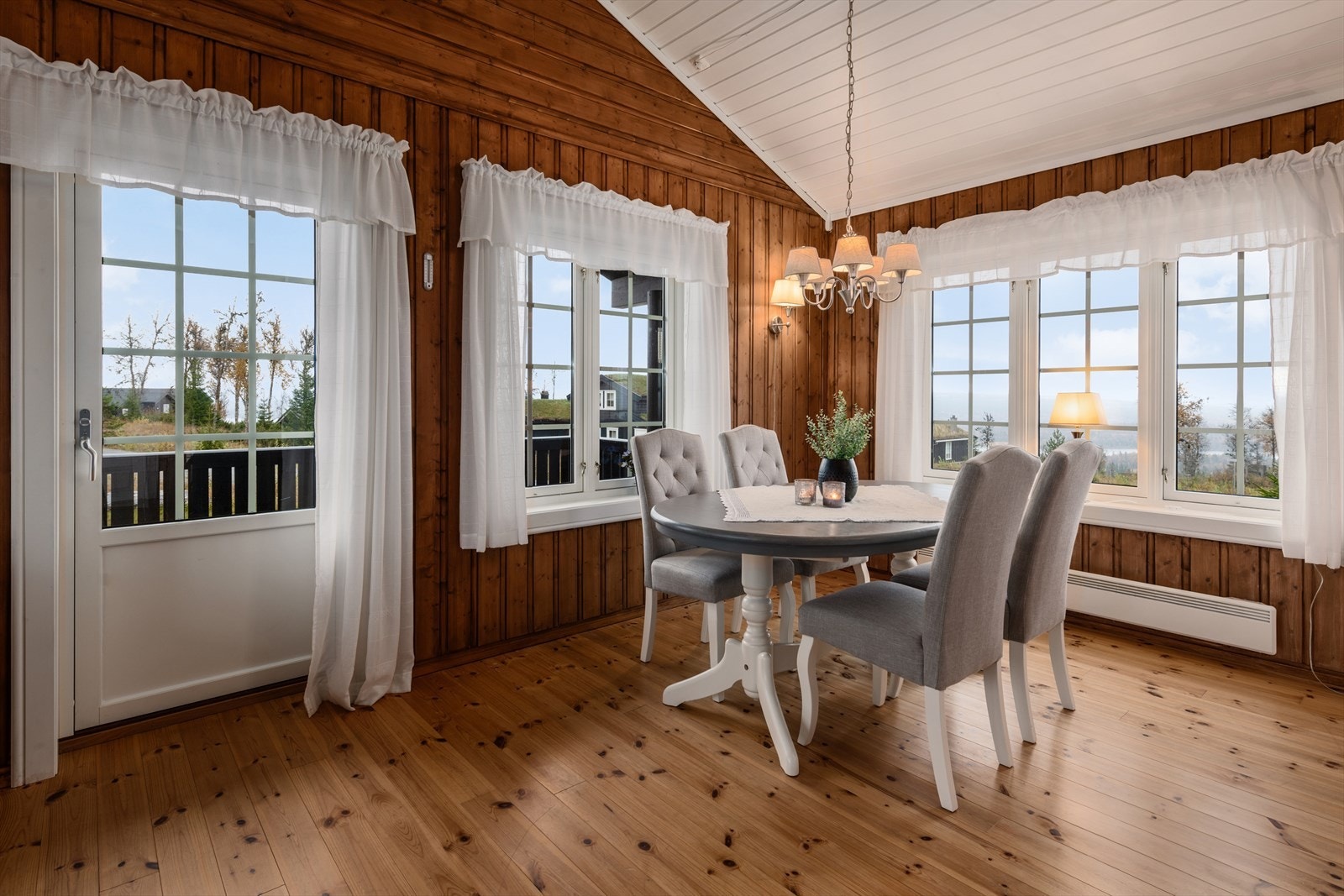 Fra stuen er det utgang til delvis overbygget veranda. Galleribilde
