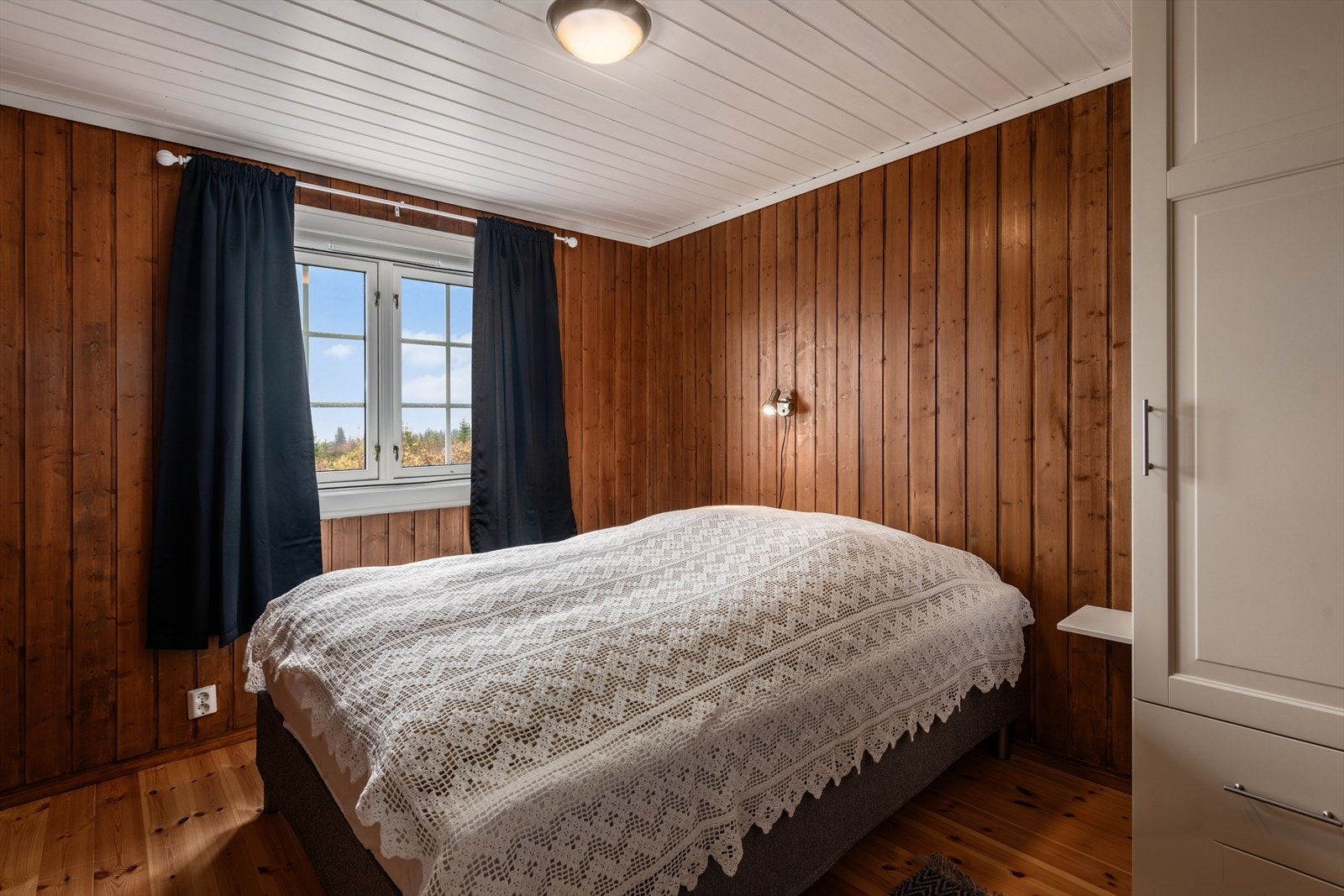 Hovedsoverom med plass til dobbeltseng, nattbord og garderobe. Galleribilde
