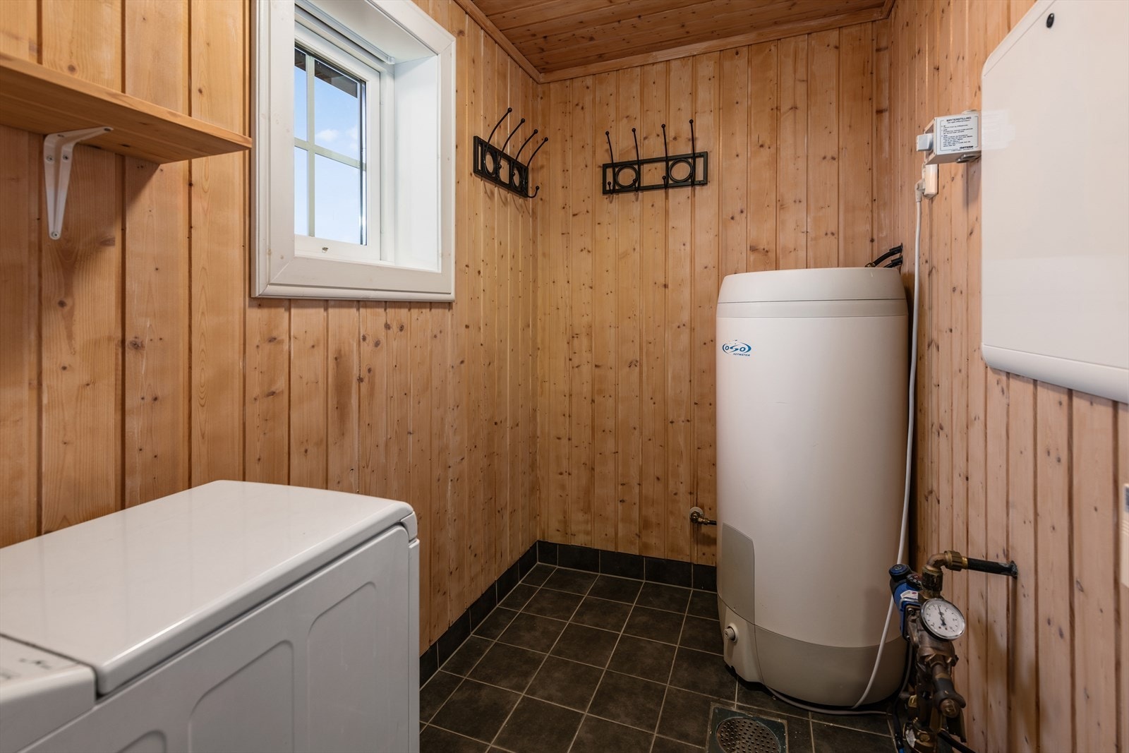 Praktisk teknisk rom/bod med opplegg for vaskemaskin og ellers plass til oppbevaring. Galleribilde