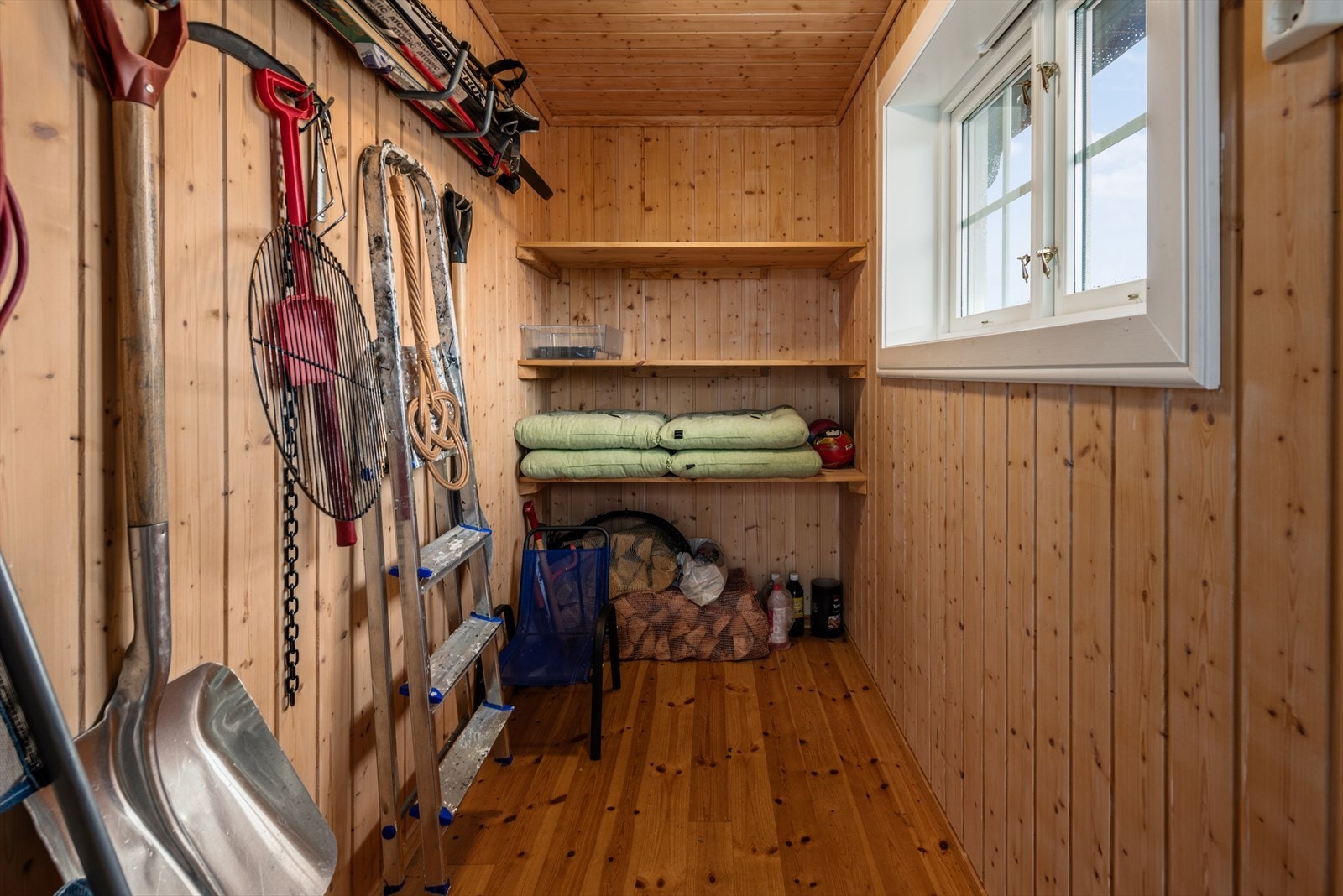 Ved inngangen er det en utvendig bod med god plass til oppbevaring av sykler, ski og annet utstyr. Galleribilde