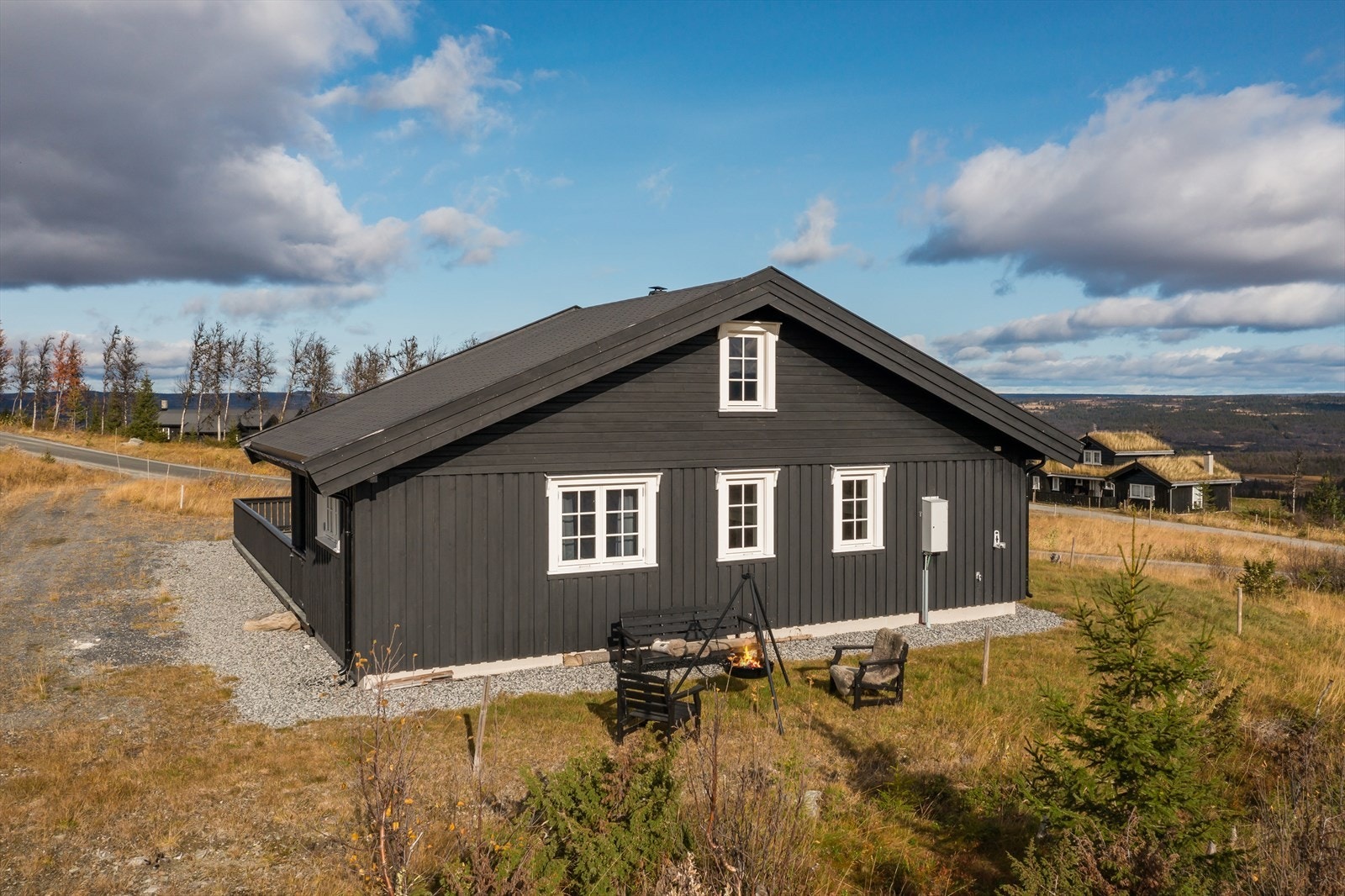 På baksiden av hytta er det fint å nyte solen i hytteveggen. Galleribilde