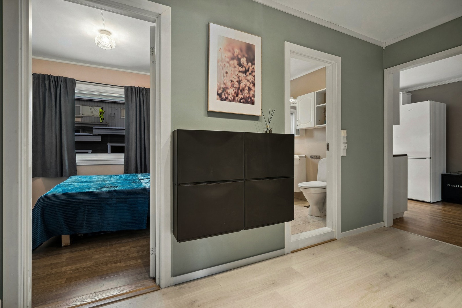 Delikate farger på overflatene i entréen. Herfra er det adkomst til alle rommene i leiligheten. Galleribilde