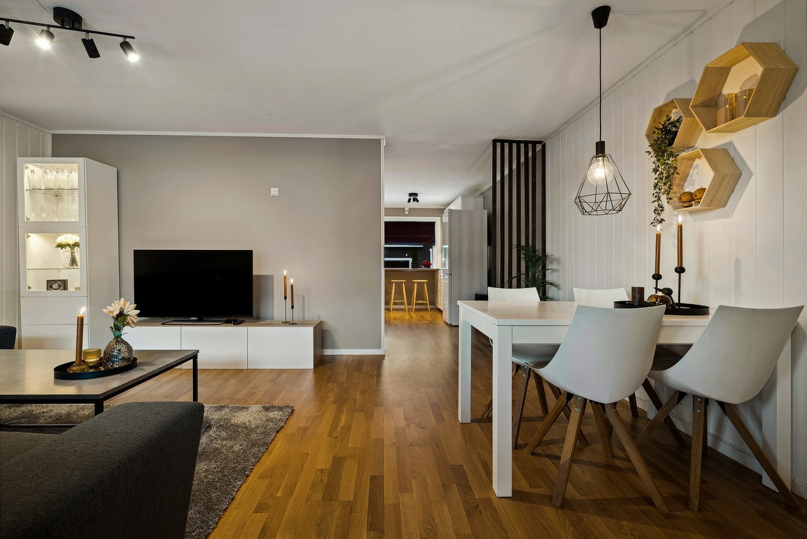 Romslig stue med plass til både spisebord og sofa av god størrelse. Galleribilde
