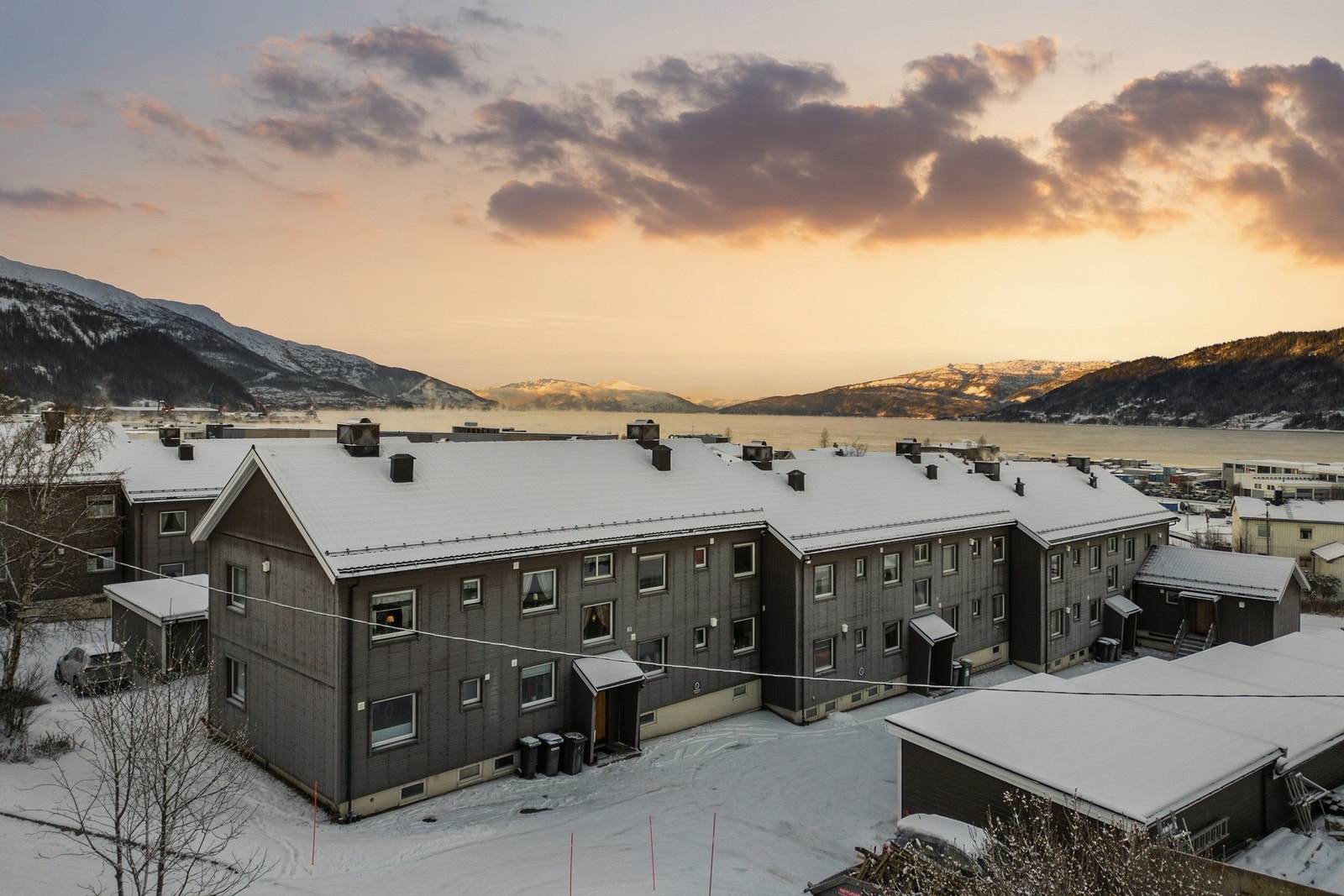 Boligen ligger pent til med nærhet til fjorden og sentrum. Galleribilde