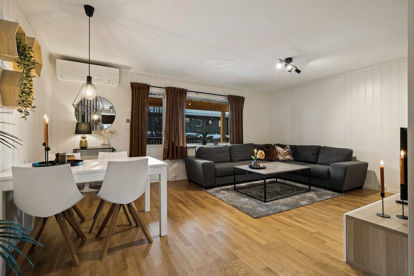 Fra stuen er det utgang til leilighetens balkong. Galleribilde