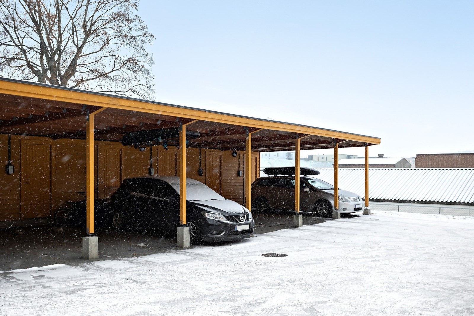 Parkering i carport og sportsbod på ca 5 kvm i bakkant. Det er også klargjort for elbillader. Galleribilde