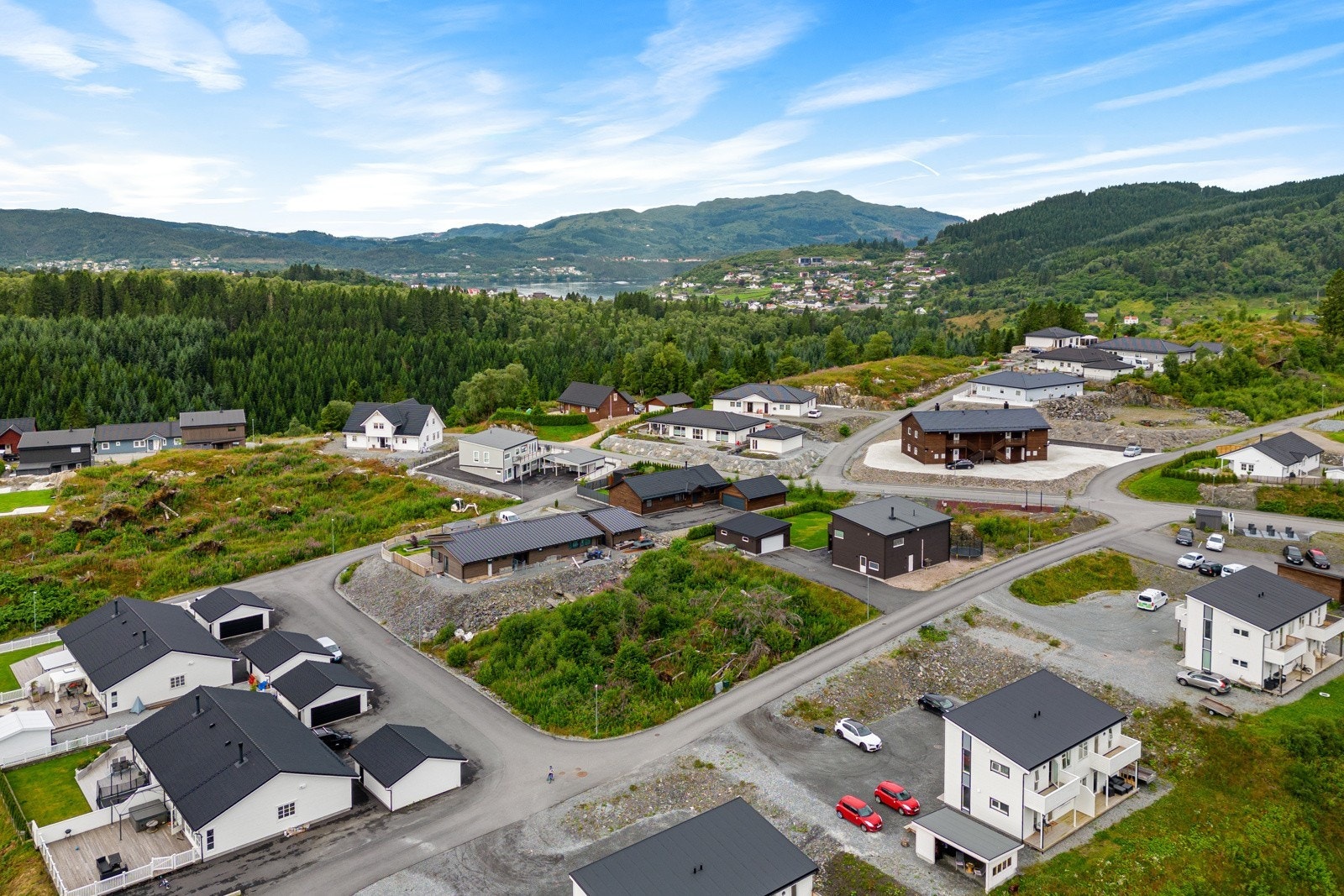 Uansett om du ønsker å bygge en enebolig for deg og din familie eller vurdere muligheten for en tomannsbolig, så vil denne tomten være det ideelle stedet å realisere dine boligambisjoner. Galleribilde