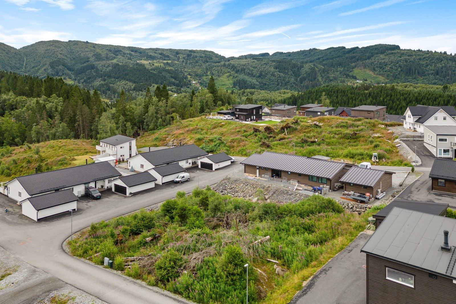 Loftåsfeltet er et relativt nyetablert boligområde med gjennomgående fin og moderne utførelse. Galleribilde