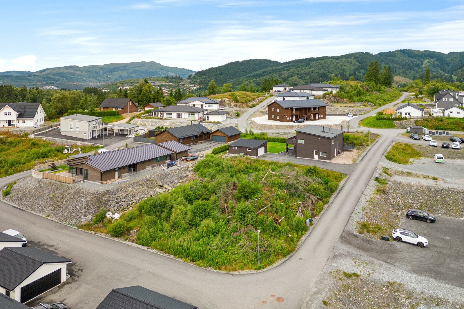 Fra eiendommen har man gangavstand til blant annet busstopp via fortau med gatelys, videre har man også gangavstand til Valestrand sentrum hvor man finner det aller meste av hverdagslige servicetilbud. Galleribilde