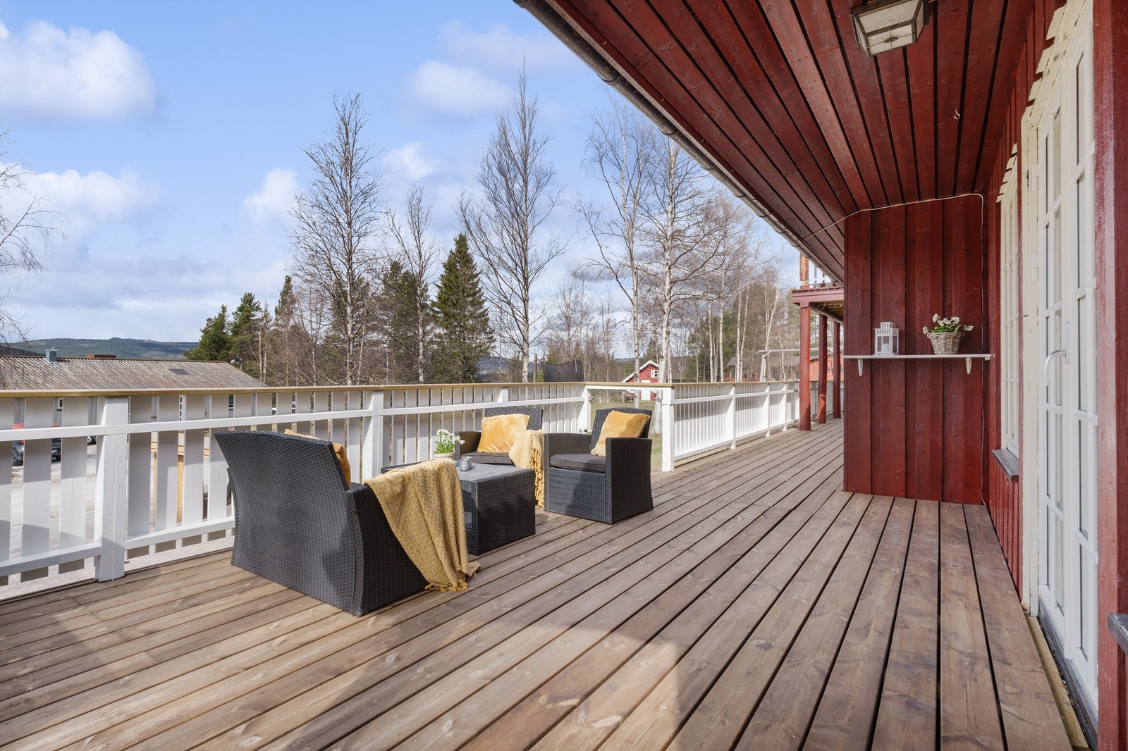 Store terrassearealer som strekker seg i husets lengderetning Galleribilde