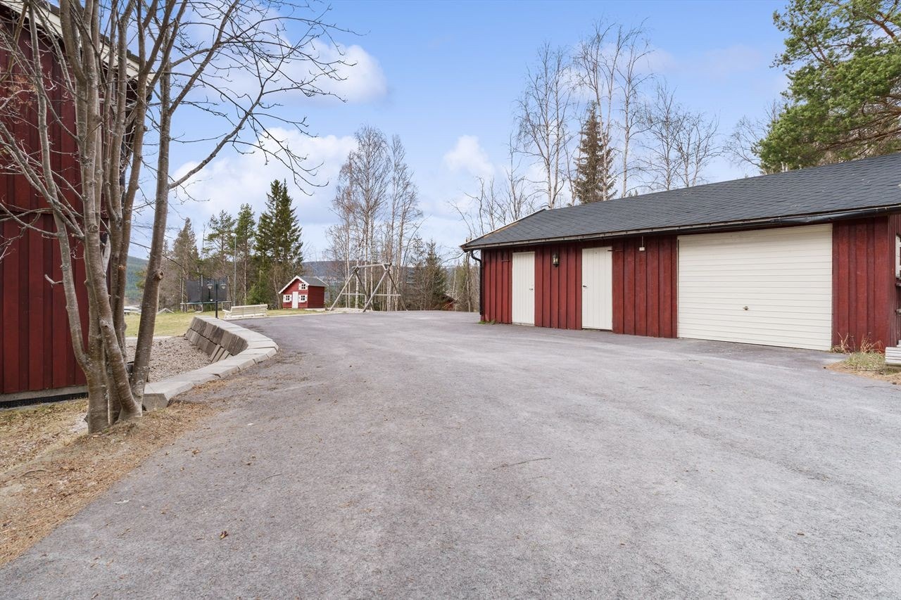 Denne garasjen nås fra det øvre nivået på tomten og har adkomst via privat veg Galleribilde