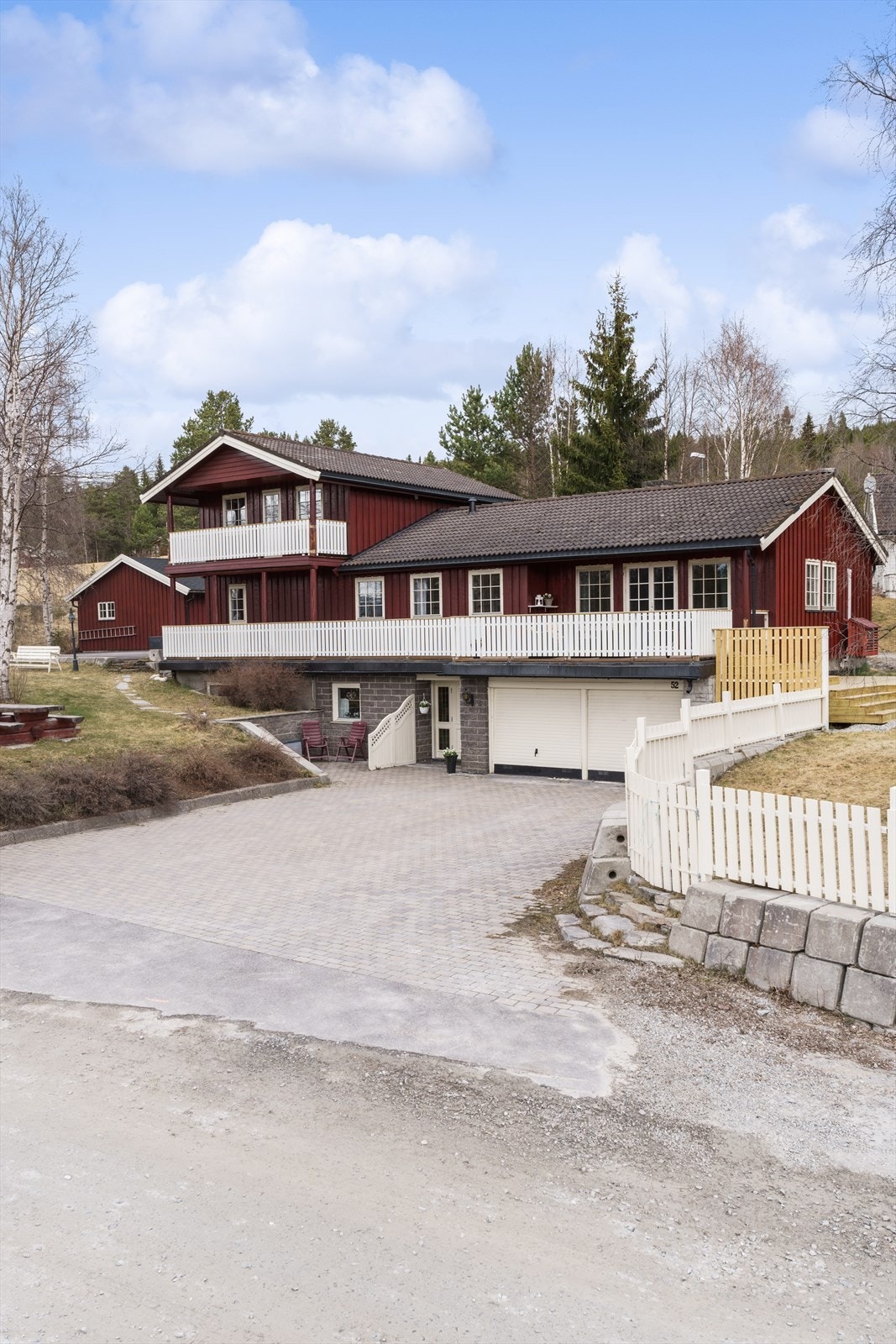 Boligen består av en hoveddel og en leilighet i sokkeletasjen på ca 65 kvm Galleribilde