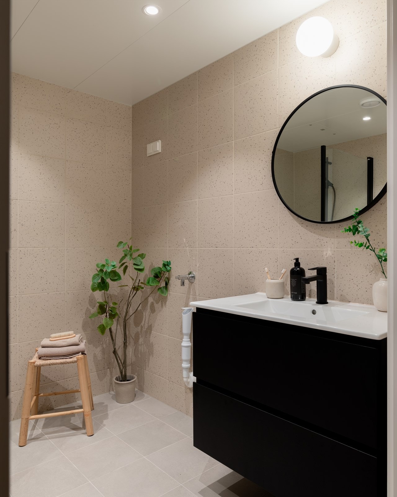 Det er opplegg for vaskemaskin på badet. Galleribilde