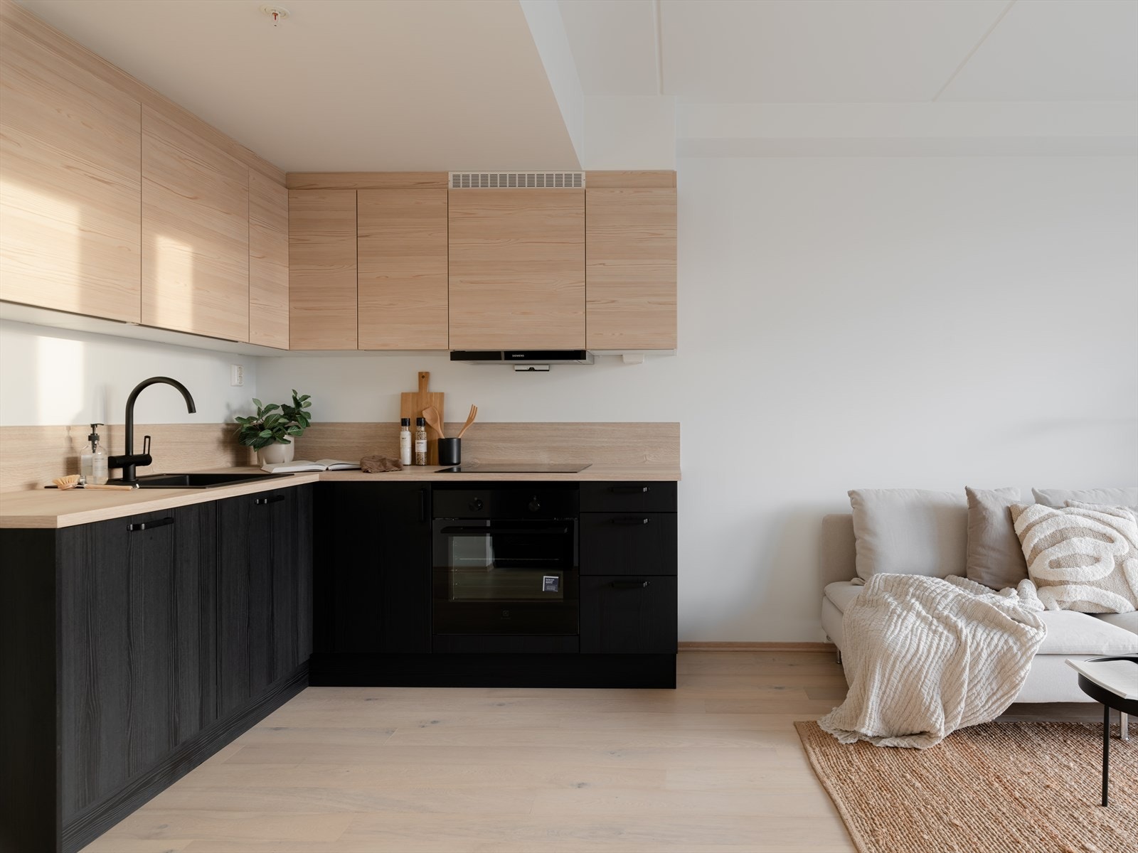 Mørke integrerte hvitevarer gir et stilrent utseende. Galleribilde