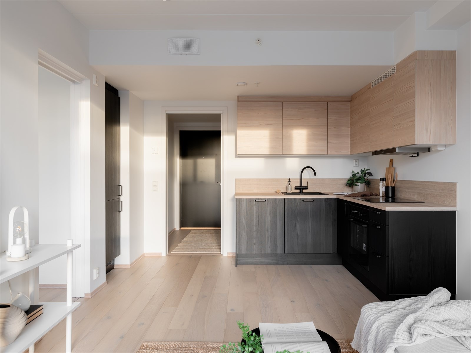 Leiligheten har en åpen stue/kjøkken løsning som gjør det enkelt å underholde gjestene mens man ferdigstiller maten. Galleribilde