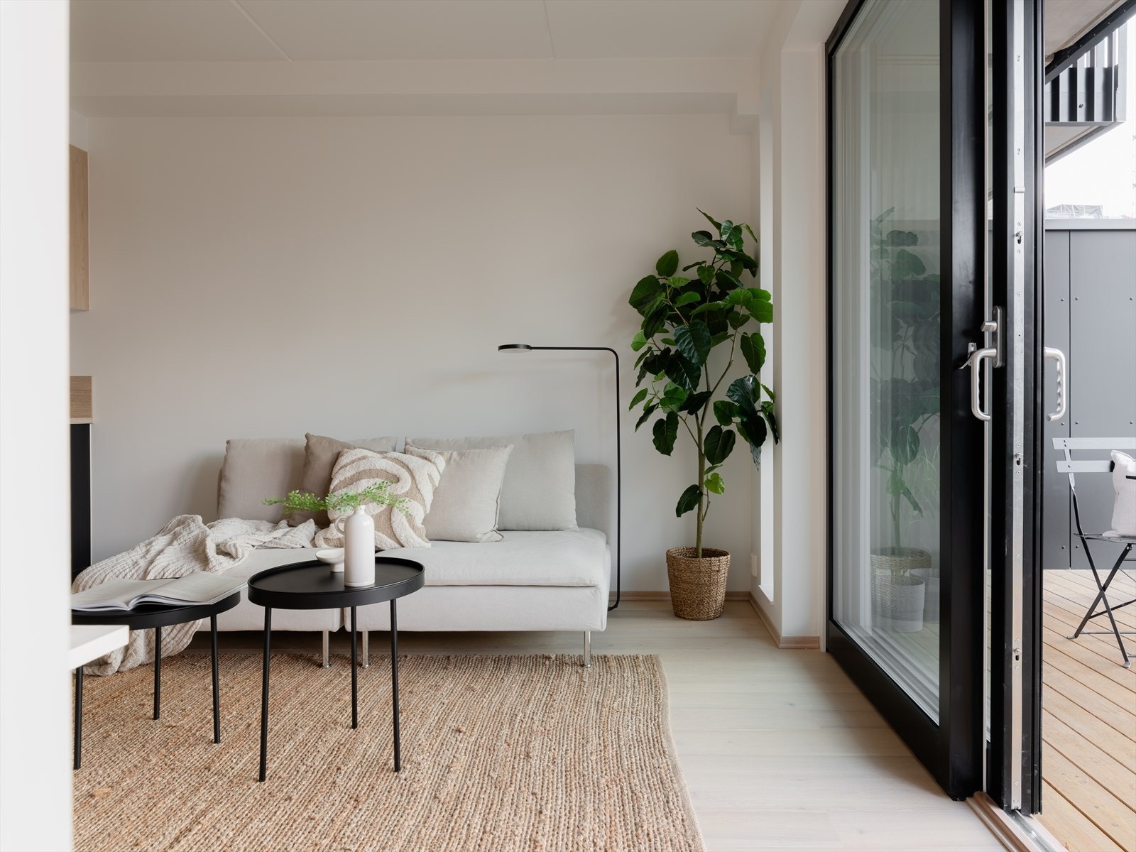 Lys og luftig stue med store vinduer som gir masse lys til rommet. Galleribilde