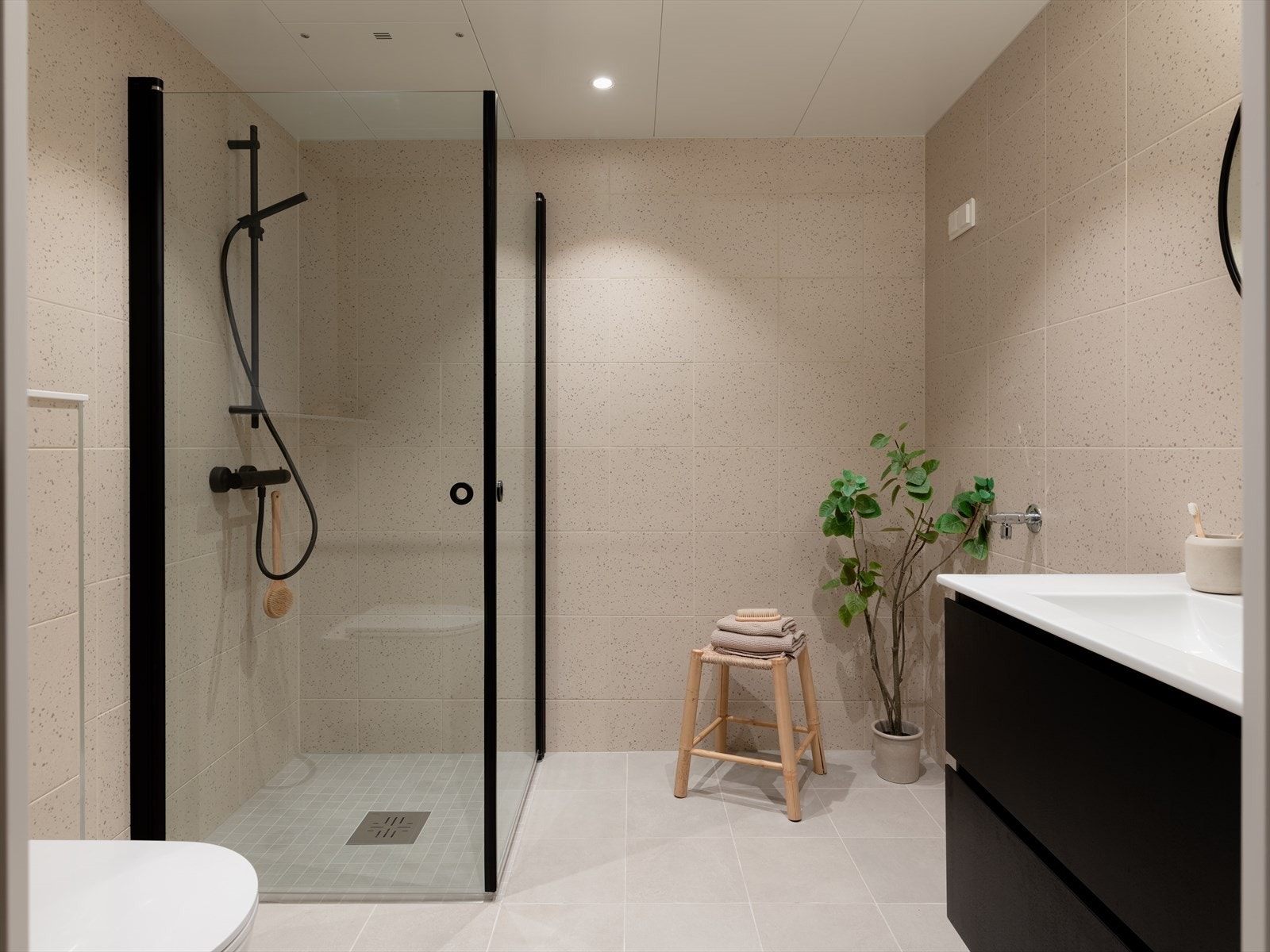 Topp moderne bad med lys fliser på gulv og vegger. Galleribilde