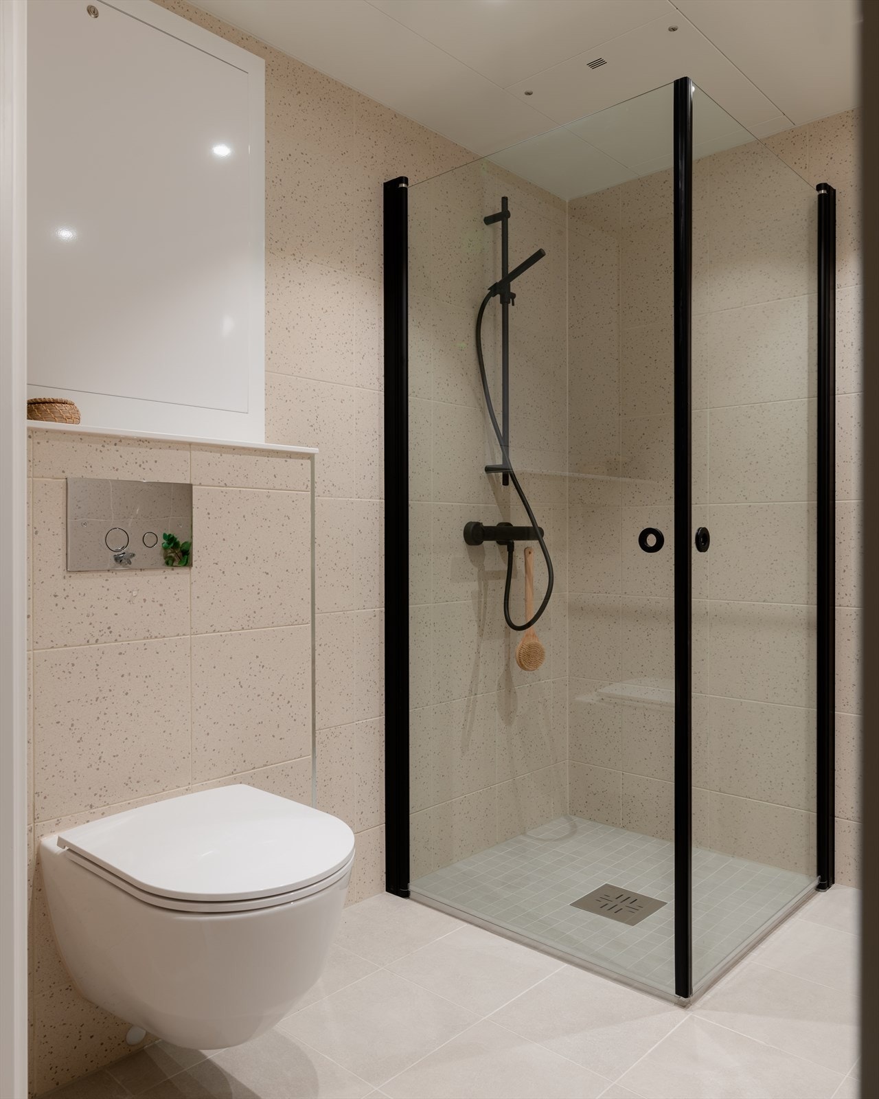 På badet er det vegghengt toalett, samt stort dusjhjørne. Galleribilde