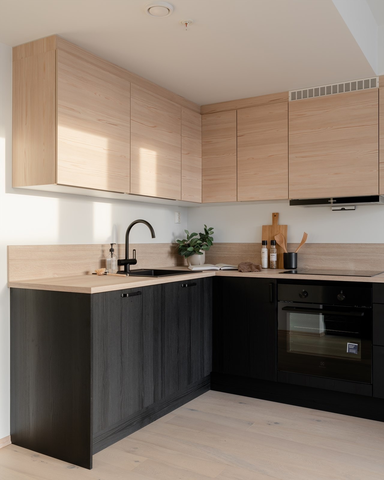 Her har du godt med oppbevaring i store skuffer og skap. Galleribilde