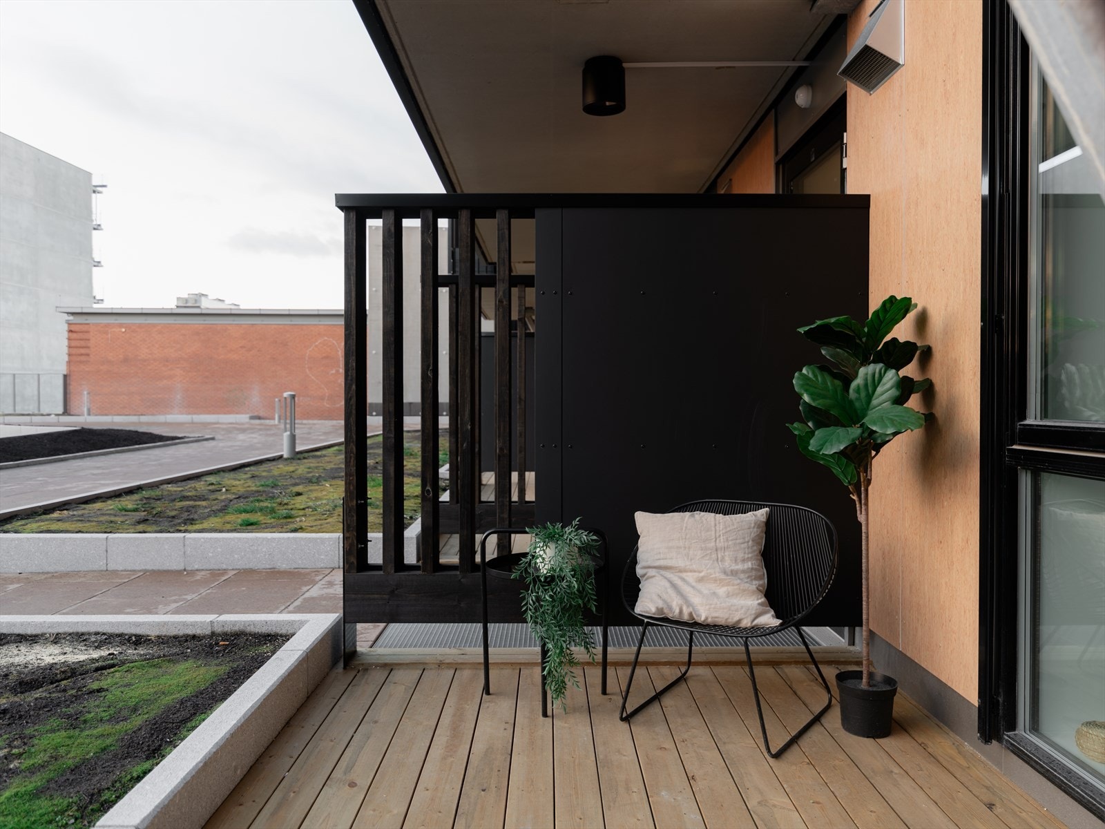 Fra leilighetens stue har du utgang til en fin og romslig terrasse. Galleribilde