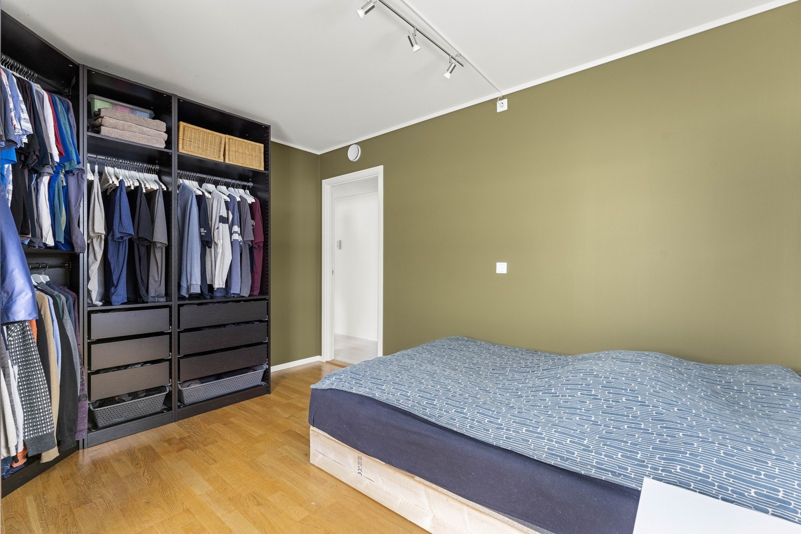 God plass til garderobe Galleribilde