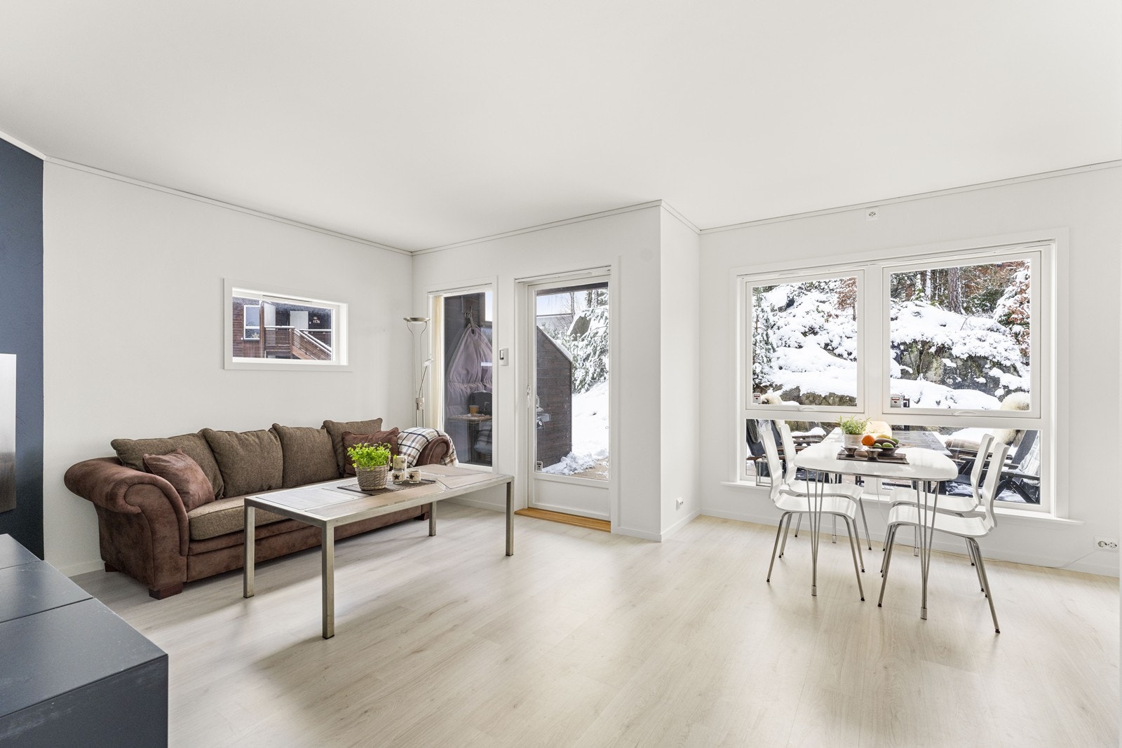 Fra stuen er det utgang til usjenert terrasse Galleribilde
