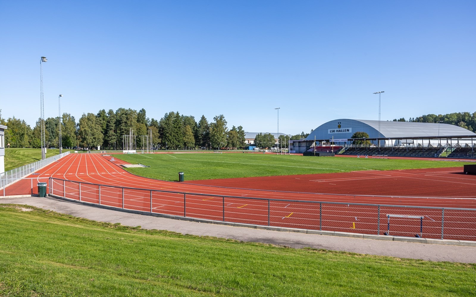 Ved Åråsen ligger Skesmohallen med friidrettsbane, stor innehall, bowling, fotballhall, kunstgressbaner, gressbaner og drivingrange. I nærheten ligger også Sørum fritidsgård med ridesenter. Galleribilde