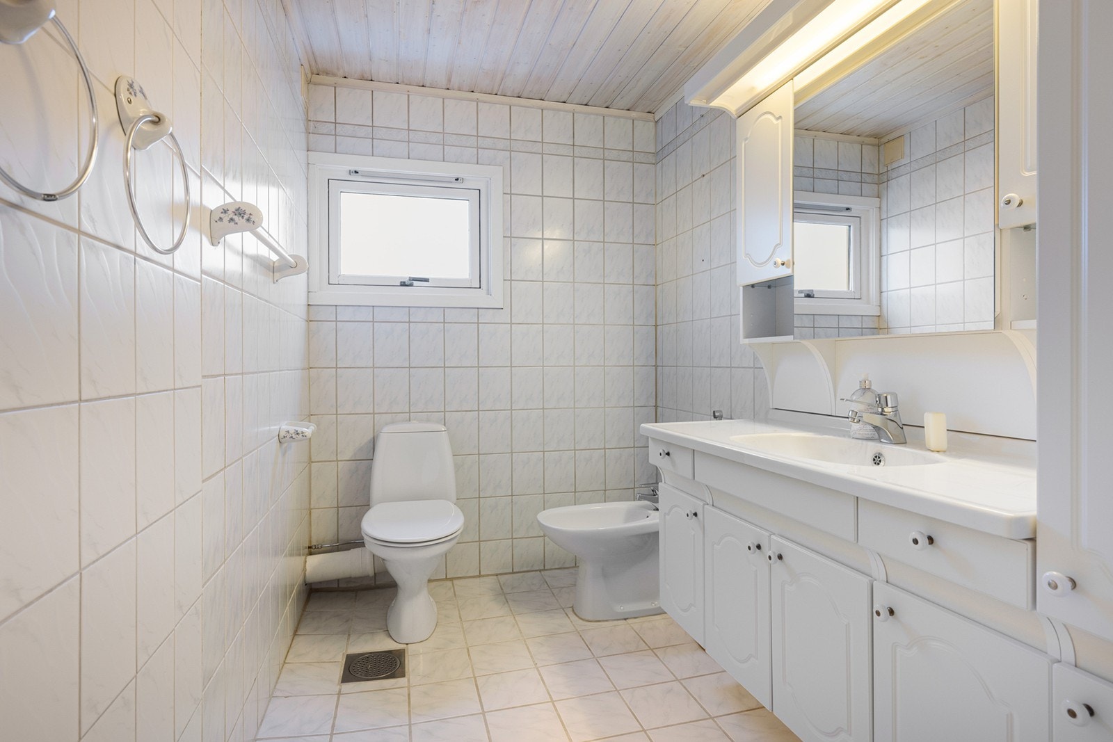 Badet i underetasjen er flislagt og har gulvvarme. Innredningen består av servant, speil og armatur med stikk og en dusjsone. Det er opplegg for vaskemaskin. Galleribilde