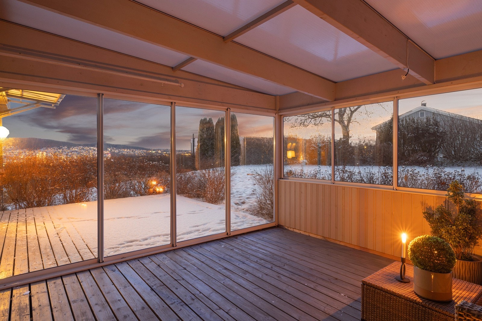 Fra stuen er det utgang til terrasse på ca. 35 kvm hvor deler av terrassen er innglasset på ca. 16 kvm. med adkomst til hage. Galleribilde