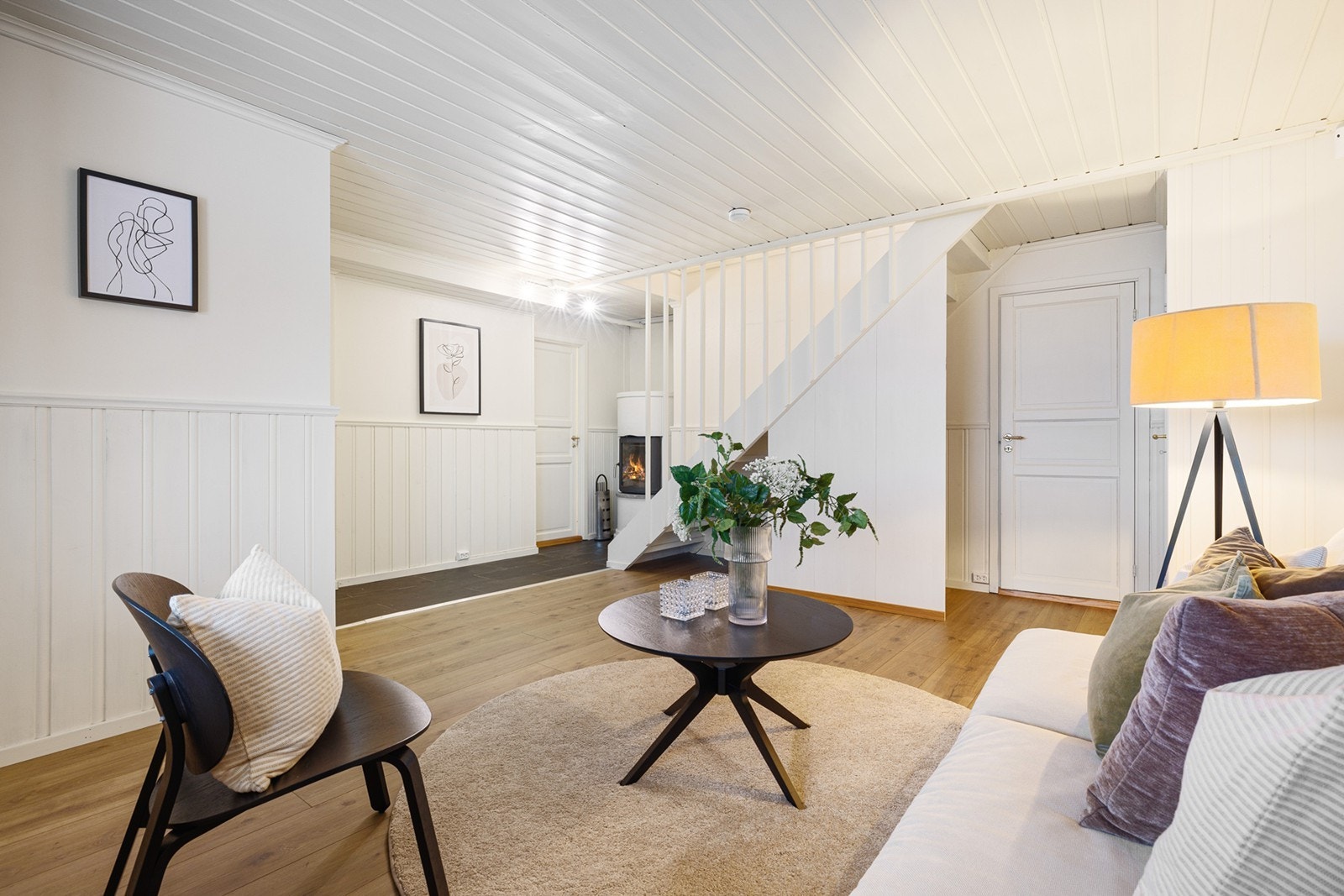 I underetasjen blir du møtt av en lys og hyggelig hall med peisovn. Galleribilde