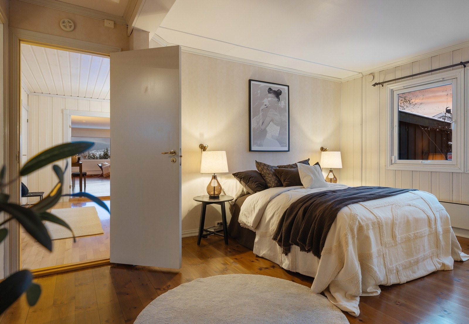 Det største soverom i første etasje er av god størrelse og har en stor skyvedørsgarderobe med delvis speildør. Galleribilde