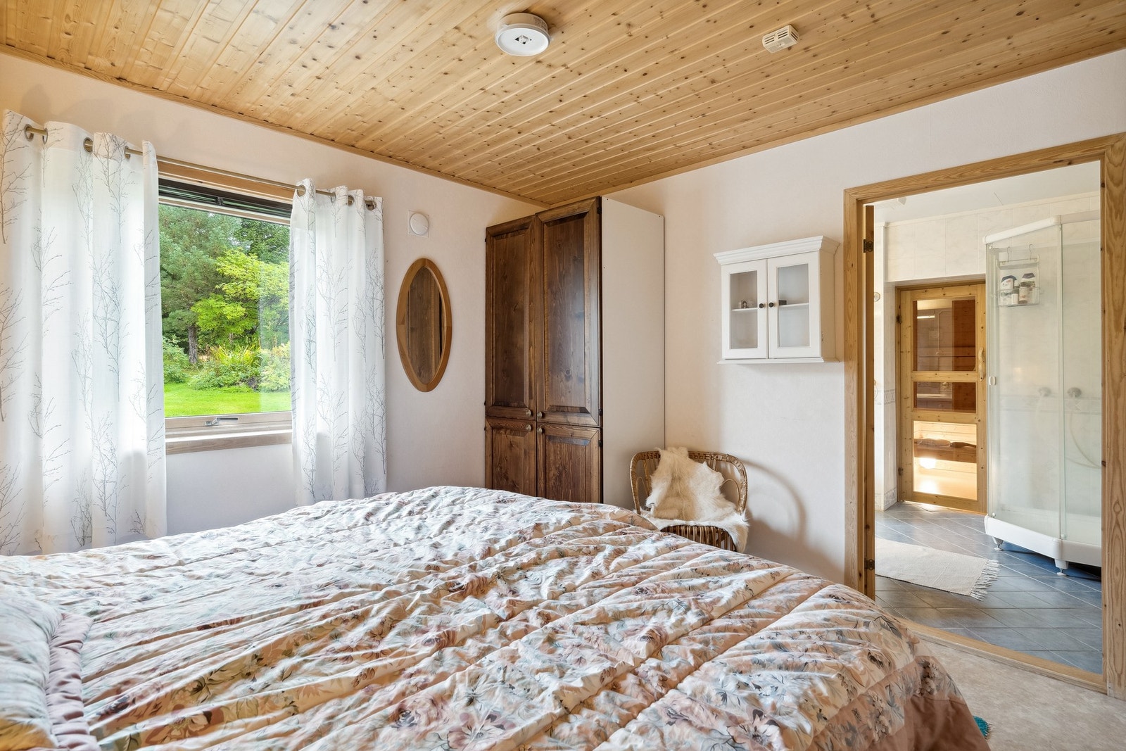 Soverom med inngang til bad og badstue Galleribilde