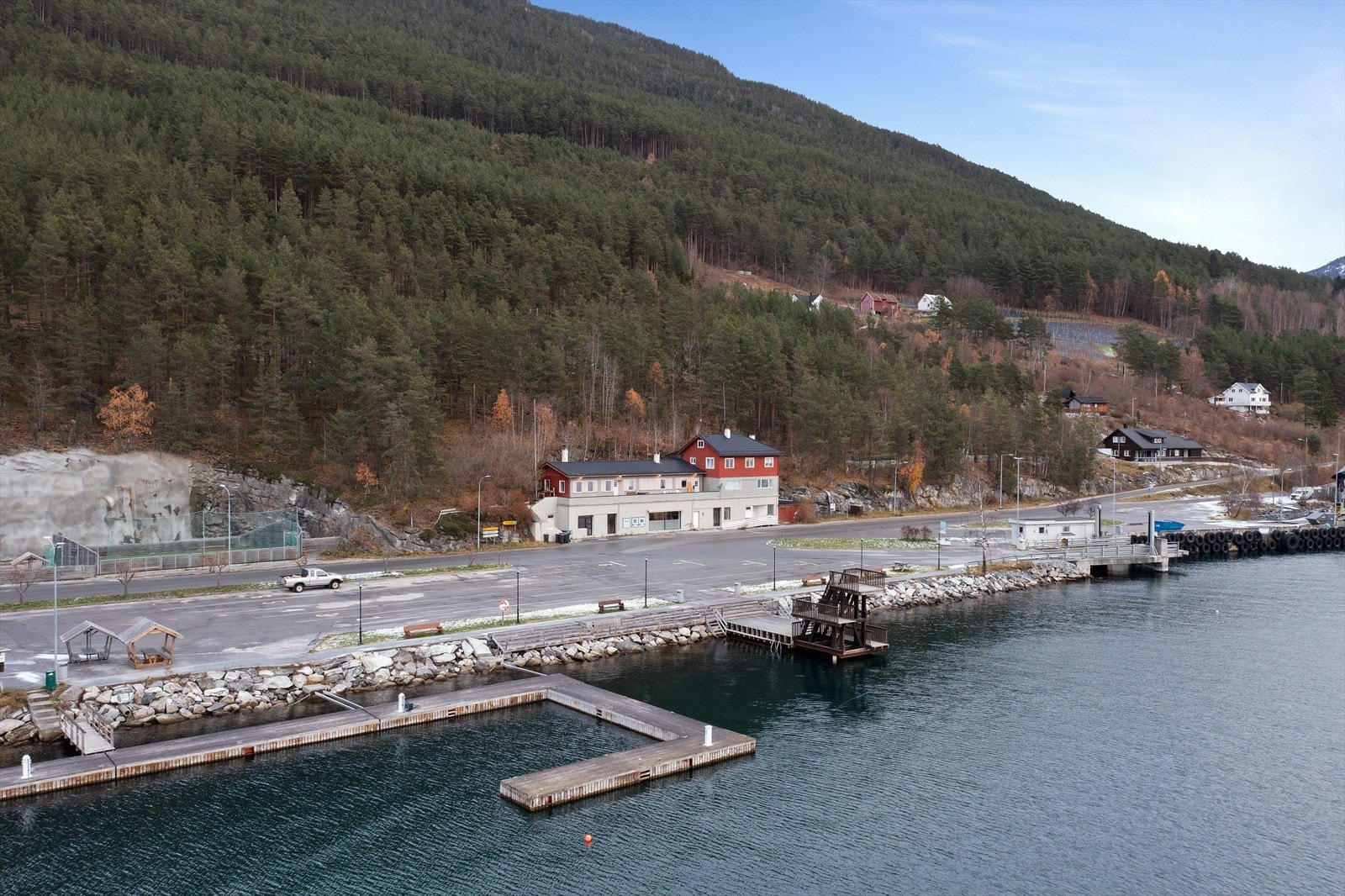 Eigedomen ligg like ved ferjekaien på Kaupanger. Galleribilde