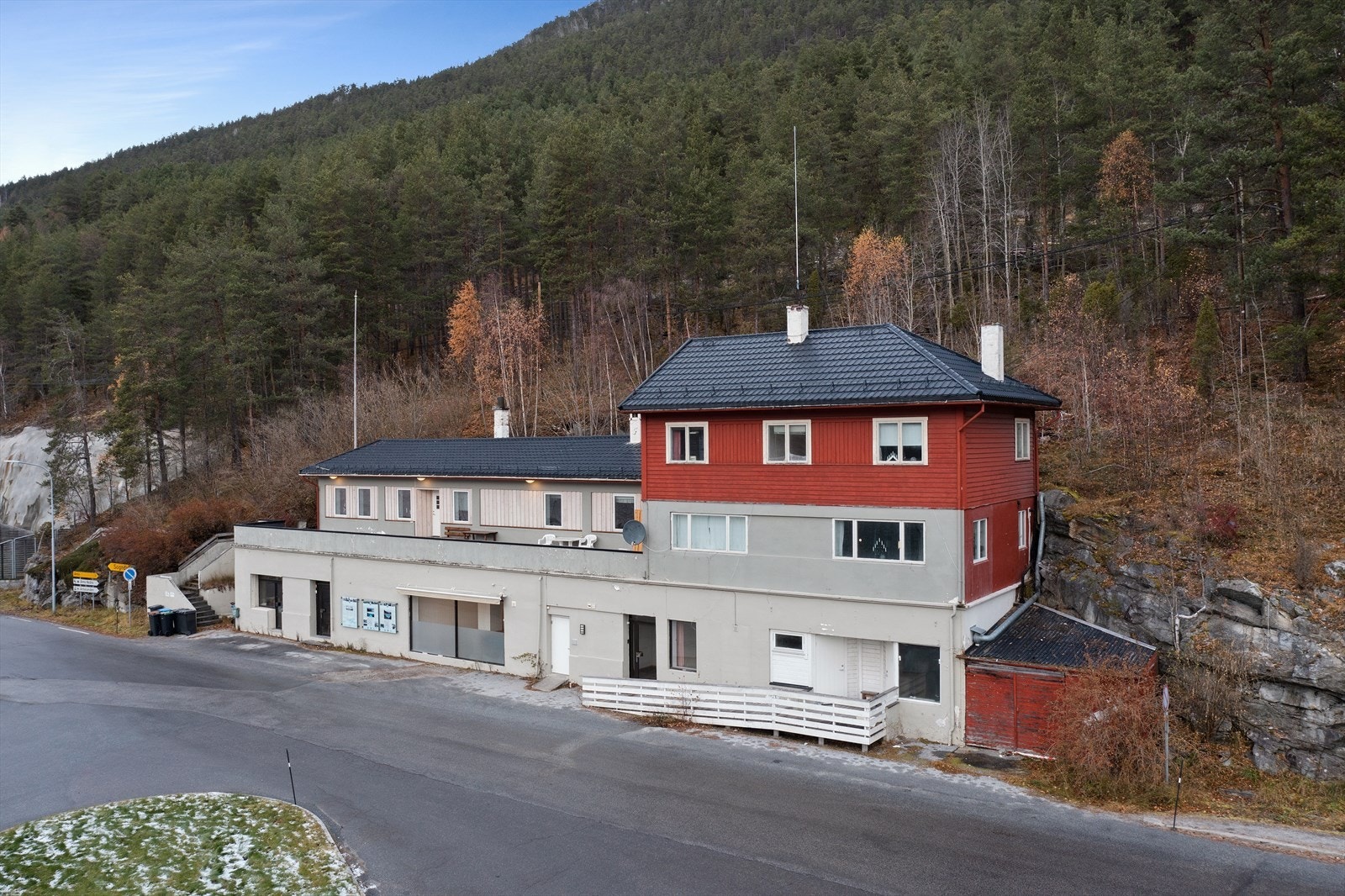 Innhaldsrik boligbygg med fleire bueiningar. Galleribilde