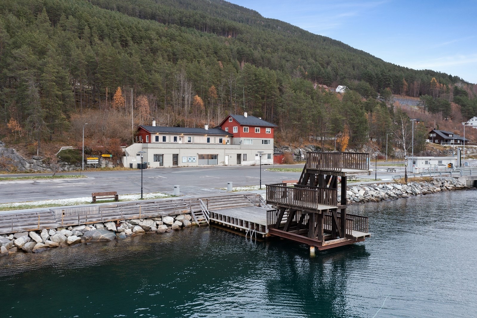 Frå eigedomen er det ca. 2 km. til barne- og ungdomsskule. Galleribilde