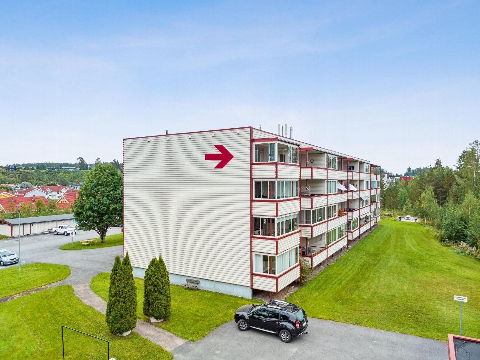 Leiligheten har en sentral beliggenhet i et etablert og familievennlig område rett i utkanten av Elverum sentrum. Her har du kort veg til både barneskole, ungdomsskole og flere barnehager. Galleribilde