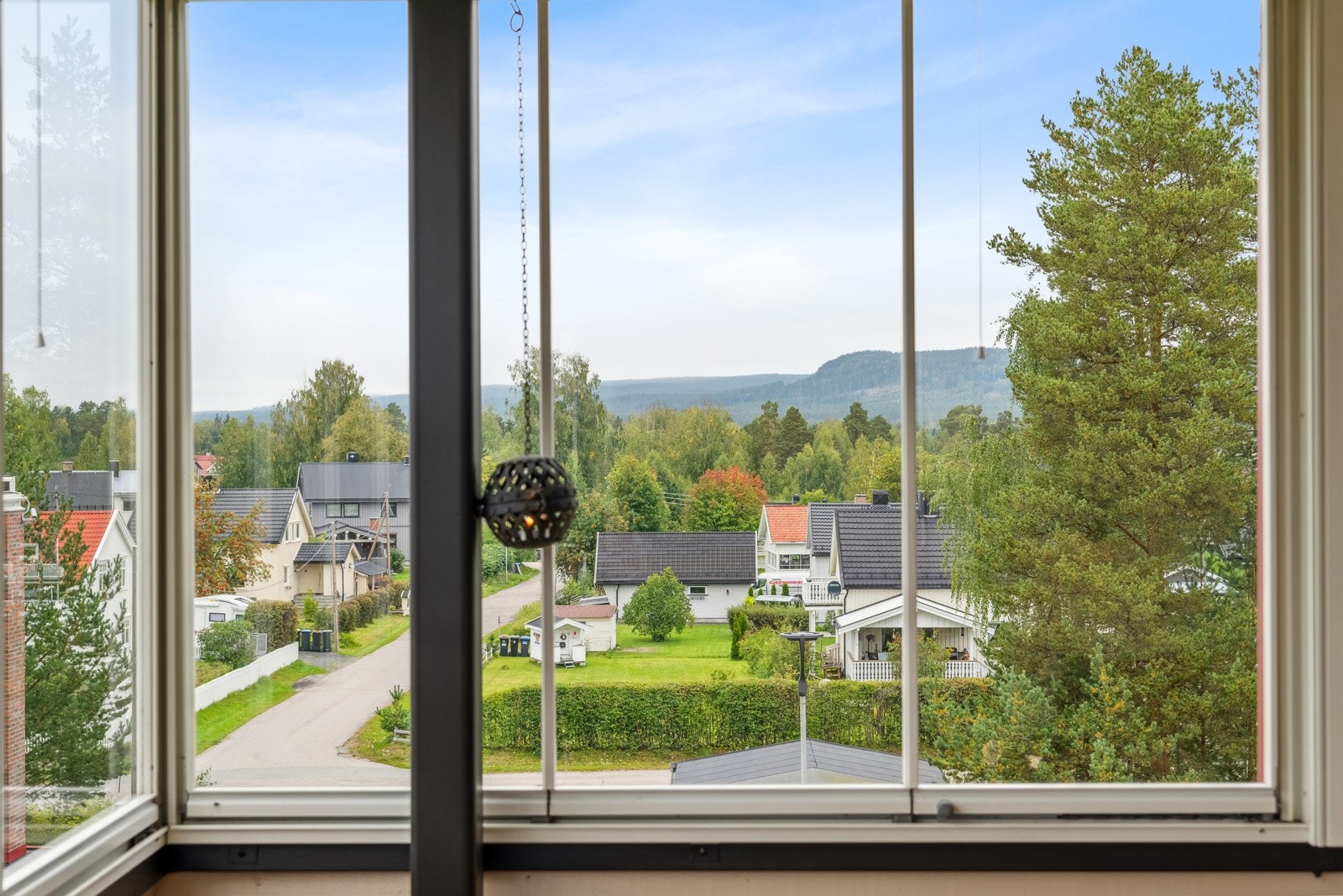 Lys og moderne 2-roms endeleilighet med sentrumsnær beliggenhet. Leiligheten ligger i byggets toppetasje og har enkel adkomst via heis. Galleribilde